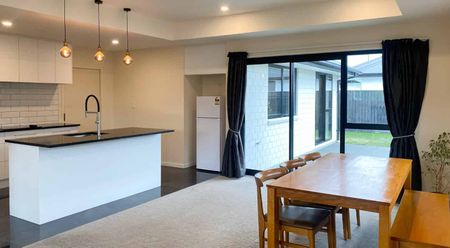 Three Bedroom Gem In Great Location! - Photo 3