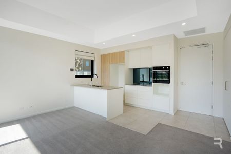 Light-Filled Corner One-Bedroom with Generous Private Courtyard - Photo 3