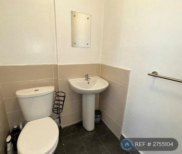 3 bedroom flat to rent - Photo 4