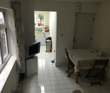 1 Bed Flat, Robin Hood Lane, SW15 - Photo 5