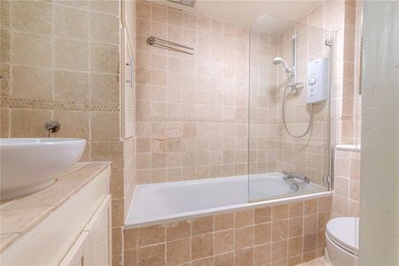 A bright and spacious one bedroom apartment on the top floor of a period conversion with a private roof terrace - Photo 5