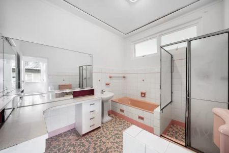 Freshly painted, spacious family home in quiet cul-de-Sac - Photo 5