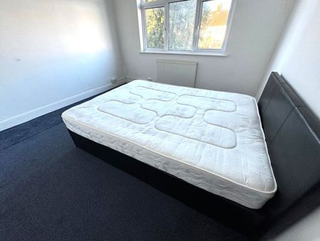 Silkfield Road, London, NW9 - Photo 3