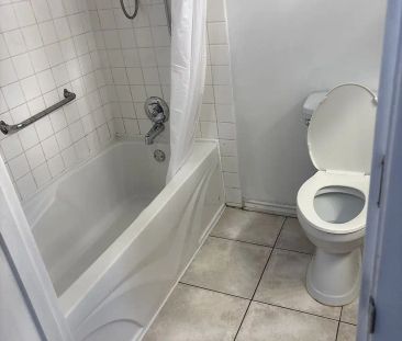 3 bedroom townhouse shared — 1 Bedroom Room For Rent - Photo 1