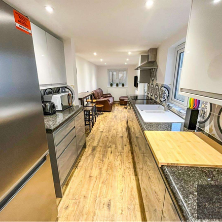 6 bed share house 🏡 Room 6 - Photo 3