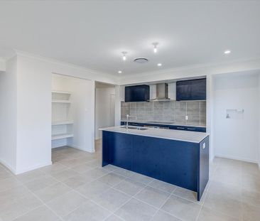 Large Modern Family Home with Spacious Backyard! - Photo 3