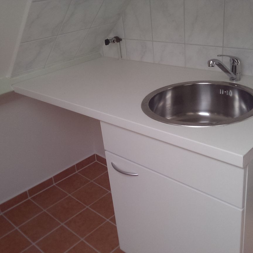 Te huur in het centrum van Roosendaal: een zeer ruime zolderstudio - Photo 1