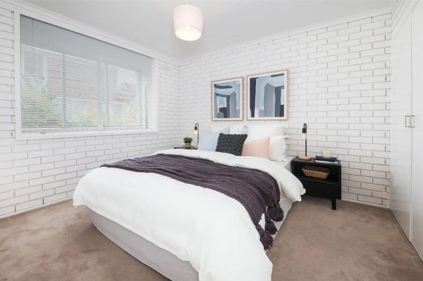 RENOVATED TWO-BEDROOM APARTMENT WITH STUNNING BAY VIEWS! - Photo 1