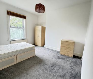 3 Bed Flat, Whipps Cross Road, E11 - Photo 2