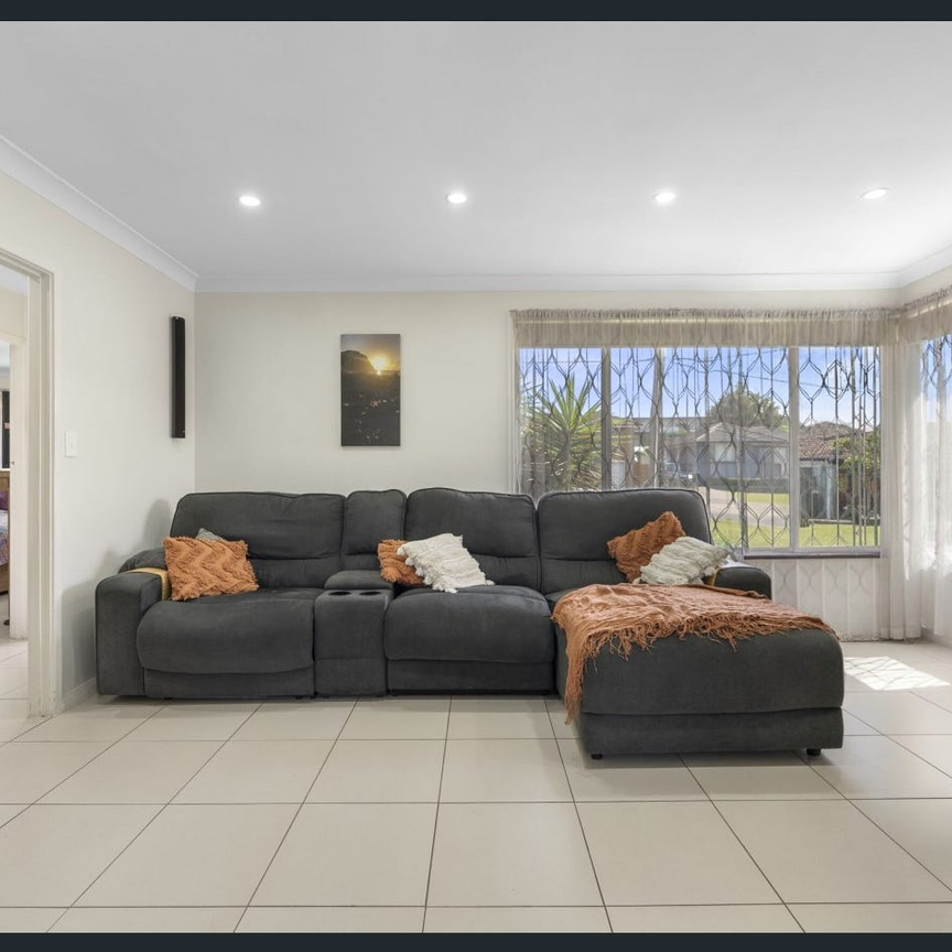 Spacious lounge and Gas cooking! - Photo 1