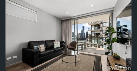 Fully Furnished Outstanding Top Floor Apartment – Exceptional Location. - Photo 3