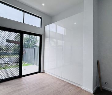 Brand new high Ceiling 5-Bedroom Townhouse - Photo 5