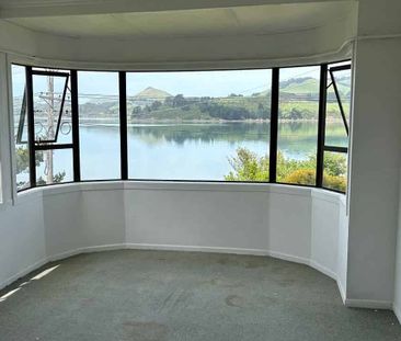 Charming 3BR Home with Courtyard & Deck - Photo 2