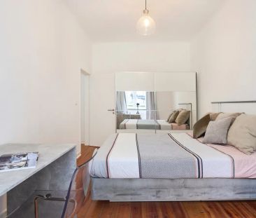 Room in a shared 13-bedroom apartment for rent in Lisbon - Photo 5