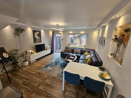 3 Bed Semi-Detached House, Hogarth Close, E16 - Photo 4