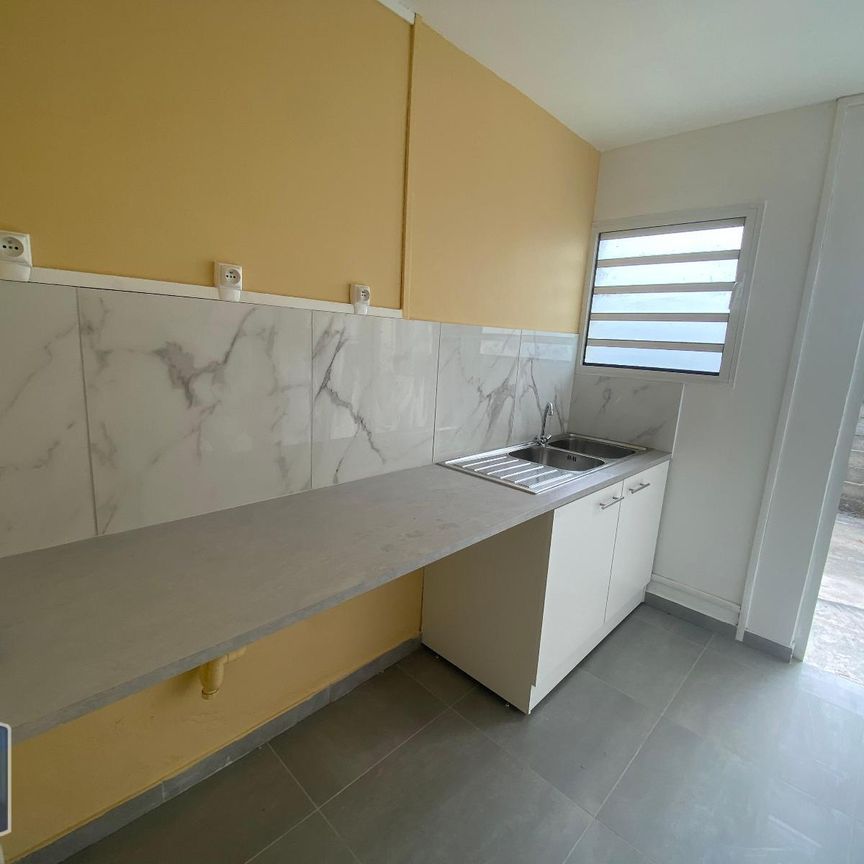 Location Maison 5 pièces 83m² LE PORT 97420 - Photo 1