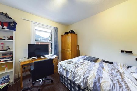 5 bedroom House To Let - Photo 3