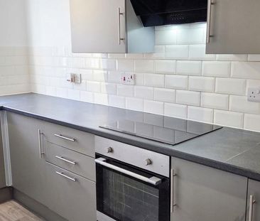 4 bedroom semi-detached house to rent - Photo 2