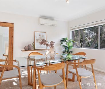 Size, light & leafy views from a peaceful rear setting - Photo 3