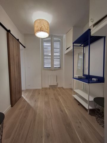 Appartement 2 pièces 48m2 MARSEILLE 1ER 870 euros - Photo 2