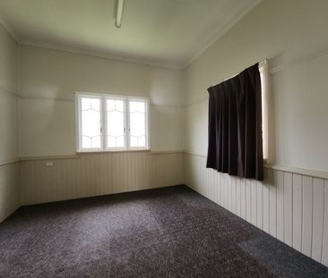 Charming Queenslander Close to Town - Photo 1