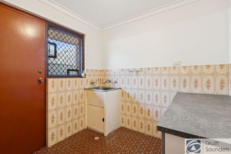 Spacious Family Home in Sought After Location - Lawnmowing Included! - Photo 2
