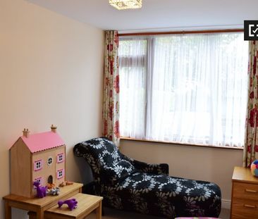 Sunny room in 4-bedroom apartment in Firhouse, Dublin - Photo 3