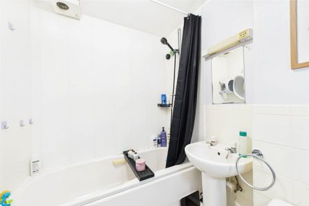 1 bedroom Flat in Missenden Gardens, Slough - Photo 4