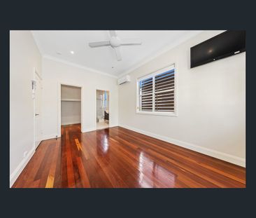 THREE BEDROOM ENTERTAINERS DELIGHT IN CENTRAL LOCATION - Photo 2