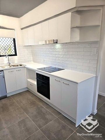 GREAT LOCATION-NEAR NEW FULLY DUCTED 3 BED 2 BATH TOWNHOUSE - Photo 5