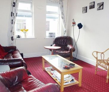 4 bedroom flat to rent - Photo 2