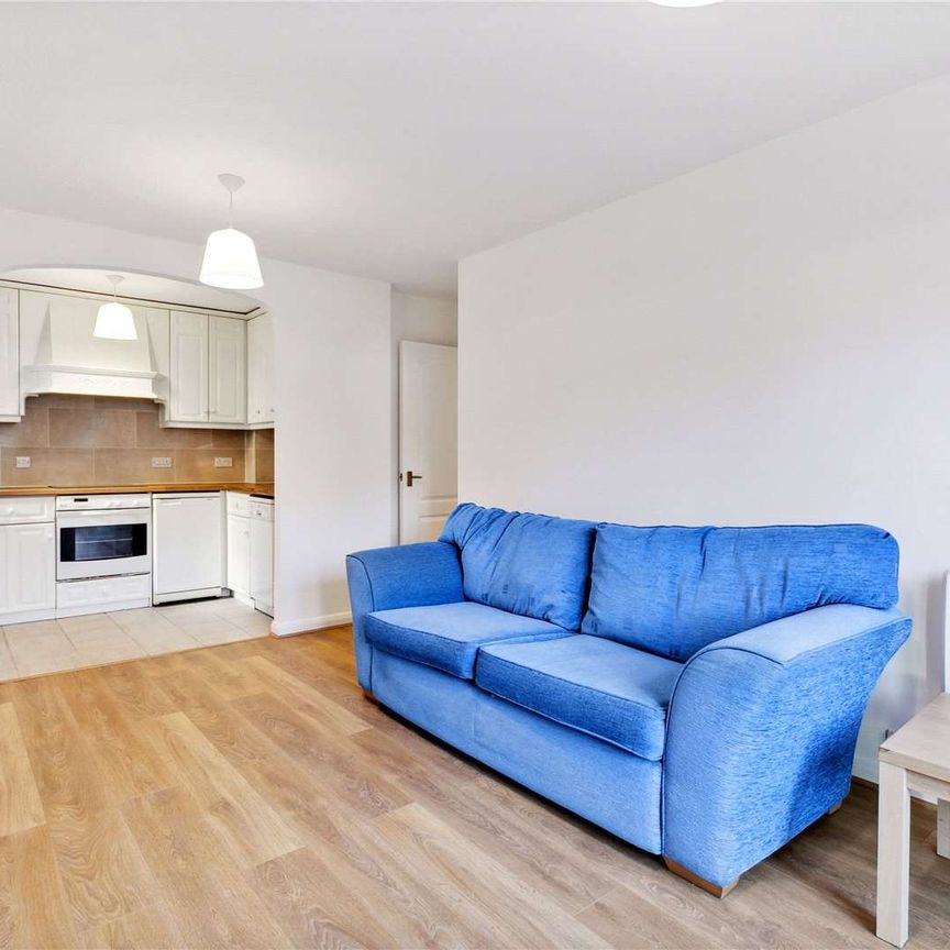 A charming one double bedroom ground floor apartment in the heart of Wandsworth with off-street parking. - Photo 1