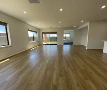 NICELY PRESENTED FOUR BEDROOM HOME ! - Photo 2