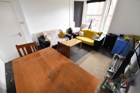 4 bedroom Flat in Chestnut Avenue, Headingley Leeds - Photo 2