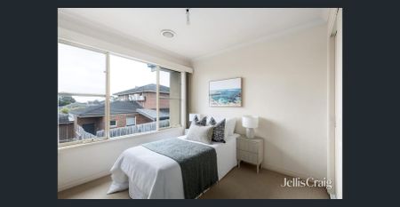 Spacious Three-Bedroom Townhouse with Double Garage - Photo 5