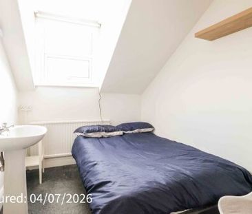 Room 7, 3 Feversham Crescent, Wiggington Road - Photo 4