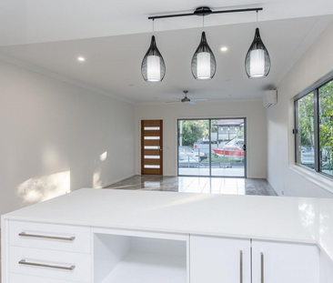 BEAUTIFUL HOUSE TO IMPRESS! - Photo 3