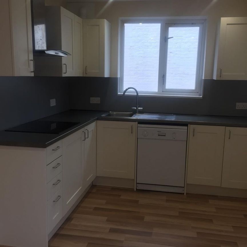 3 Bed Semi-Detached House, Warren Avenue, SO16 - Photo 1