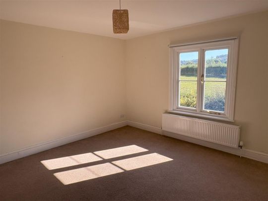 Drake Lane, Dursley - Photo 1