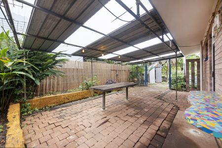 SPACIOUS 2-BEDROOM UNIT WITH DOUBLE COURTYARD & SIDE ACCESS - Photo 3