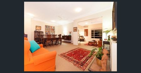 Charming Family Home in Taringa - Photo 2