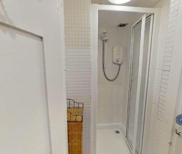 1 bedroom in a flat share to rent - Photo 4