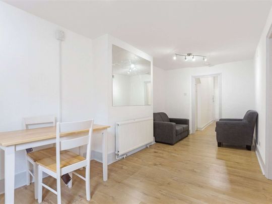 A well-presented three bedroom ground floor flat between Clapham Common and Lavender Hill. - Photo 1