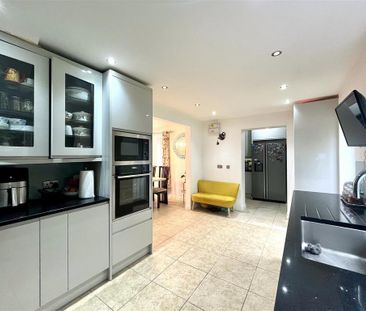 5 bedroom detached house to rent - Photo 2