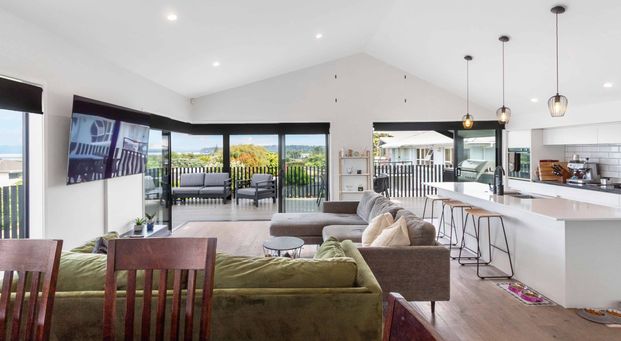 Modern 5 bedroom, 3.5 bathroom home with 2 living areas and stunning views in a quiet cul-de-sac! - Photo 1