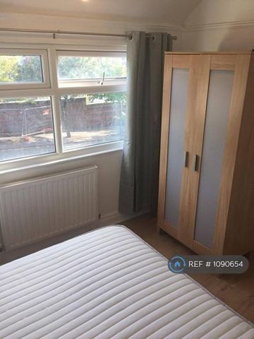 2 bedroom end of terrace house to rent - Photo 2