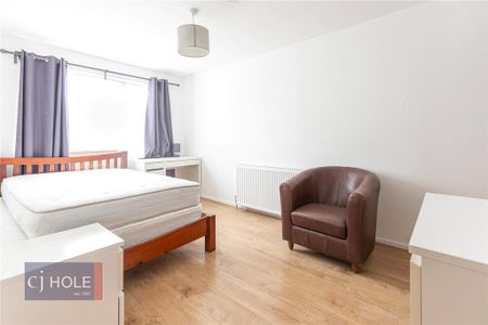 4 bedroom end of terrace house to rent - Photo 2