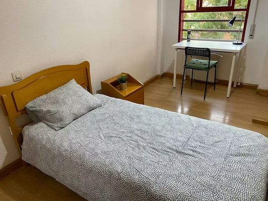 Calle del Cabo Machichaco, Madrid, Community of Madrid 28053 - Photo 1