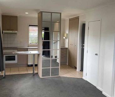 Cute two-bedroom townhouse in Henderson - Photo 3