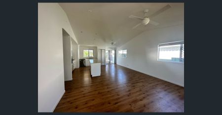 Beautiful 3 Bedroom Home, Close to ferries, shop etc. - Photo 4